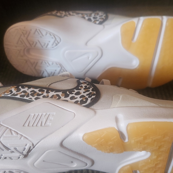 Brand new woman's size 7.5 nike shoes. Worn once. - Picture 2 of 4